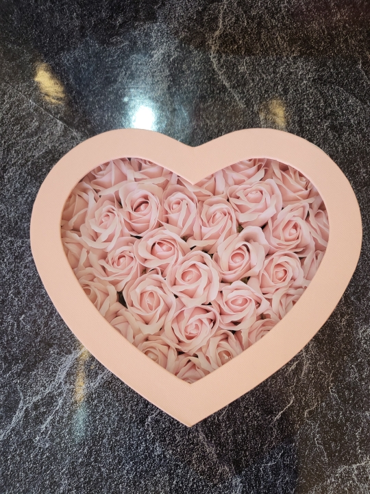 GORGEOUS HEART SHAPED EVERLASTING ROSE GIFT BOX