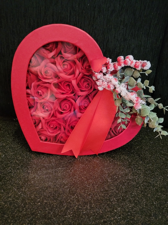 CHRISTMAS LOVE HEART SHAPED HAT BOX