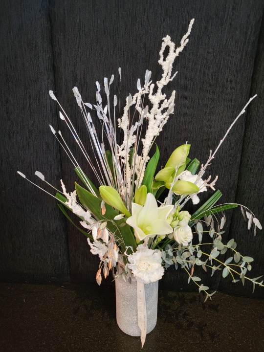 FROSTY WHITE AMARYLISS VASE