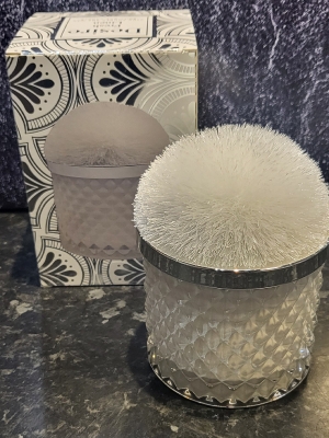 GORGEOUS WHITE POMPOM CANDLE