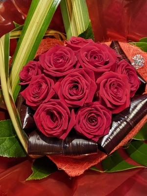 LUXURY 12 VELVET RED ROSE BOUQUET IN HEART SHAPED HOLDER, WITH DIAMANTE BROOCH FINISH