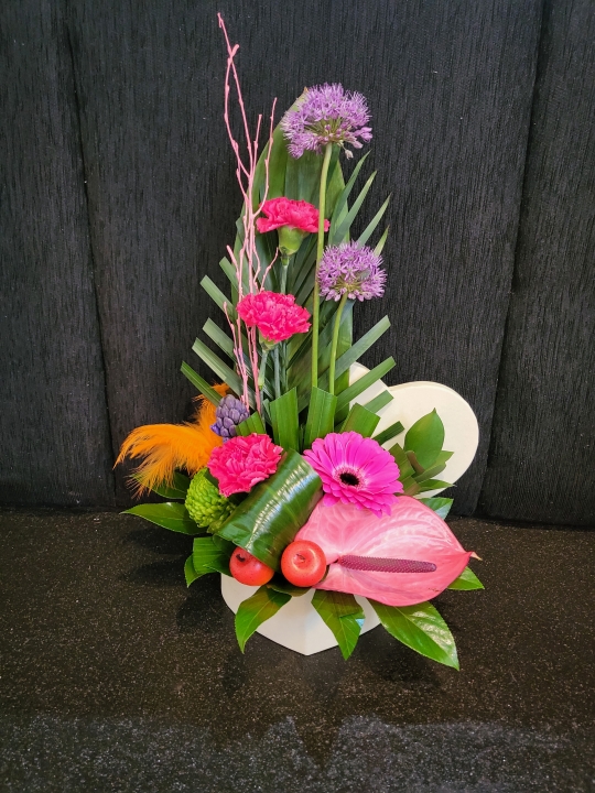 VIBRANT COLOUR BURST HEART SHAPED HAT BOX