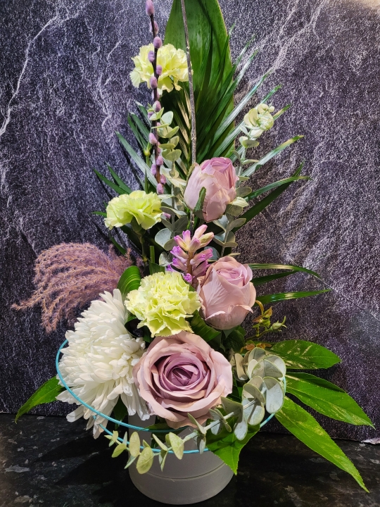 VINTAGE WHITE HATBOX WITH EVERLASTING LILAC ROSES