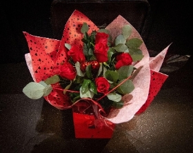 6 red roses