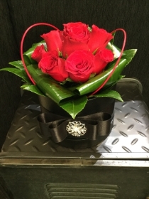 6 Romantic red roses in black gloss hatbox