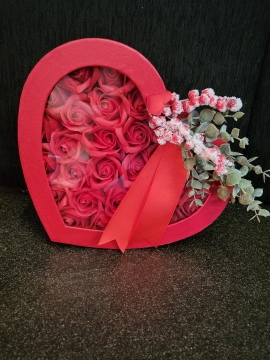 CHRISTMAS LOVE HEART SHAPED HAT BOX