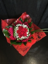 ROMANTIC 6 RED ROSE AND GYPSOPHLIA BQ IN CERISE RATTAN HOLDER WITH TROPICAL GREENS